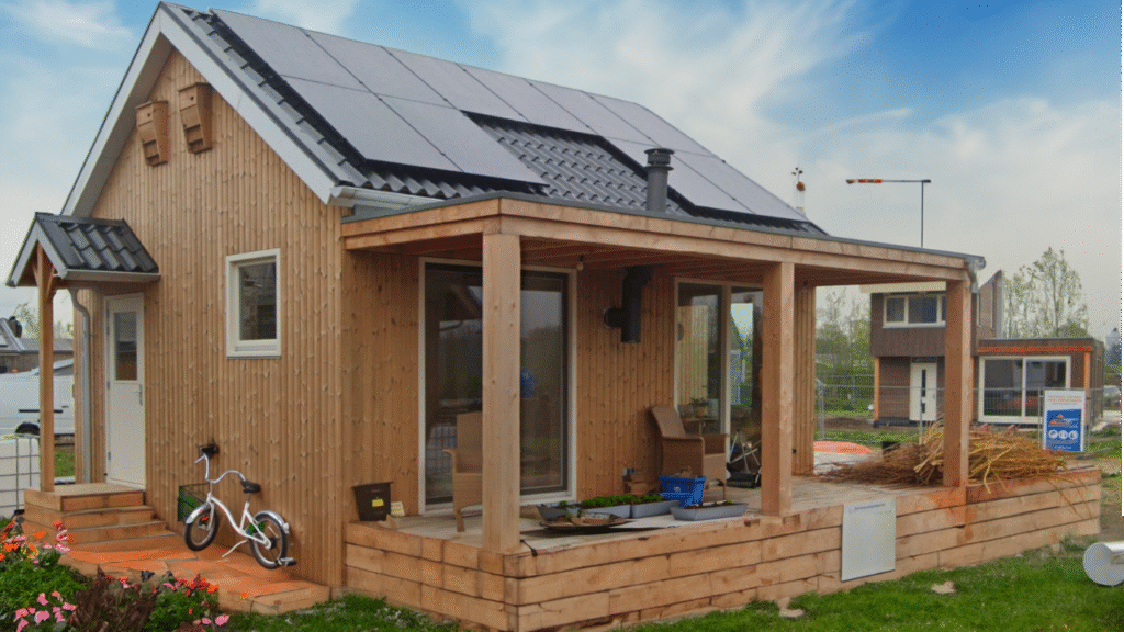 Tiny house geplaatst op schroeffundering in natuurlijke omgeving