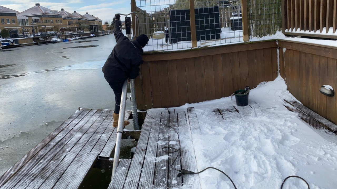 Steiger aan het water gebouwd op circulaire schroefpalen